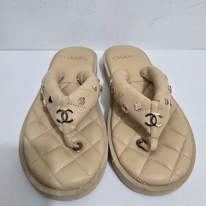 Chanel 23P Beige Quilted Charms Padded Pool Thong Logo Mule Slide Flat Sandal 38
